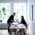 Dve poslovne žene u kancelariji analiziraju plan ulaganja u Raiffeisen Euro Cash fond koji nudi jednostavan način investiranja uz mogućnost dodatnih uplata