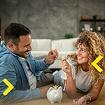 Nasmejan par štedi metalni novac u kasicu prasicu, planirajući ulaganje u Raiffeisen Dollar Bond fond koji investira u hartije od vrednosti SAD