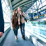 Mladi par na aerodromu planira putovanje svetom uz Raiffeisen World investicioni fond i dugoročnu štednju sa minimalnim mesečnim ulozima.